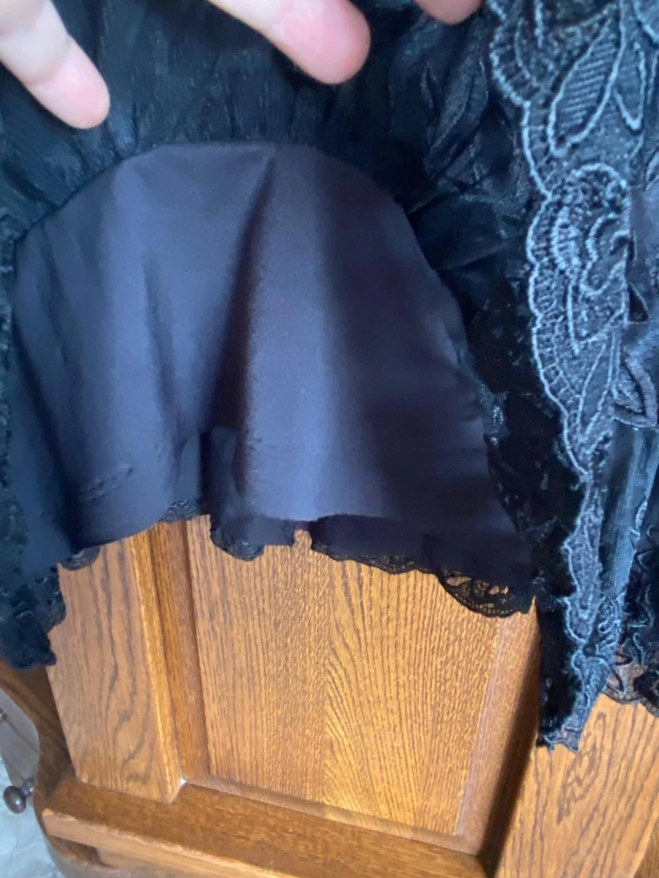 Minissaia preta de renda com babados escalonados, estilo romântico ou coquette – photo 6